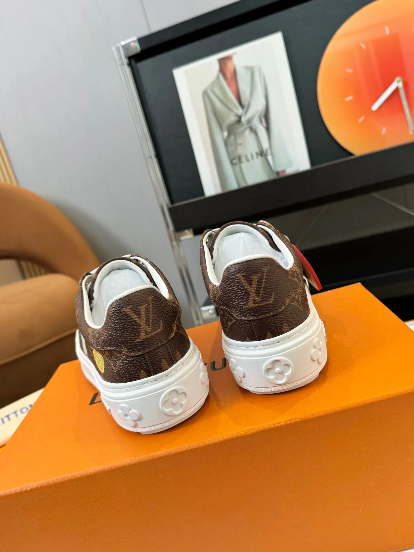Men's Men's Shoes 💰💰660 Women's LV [Beverly Hills Sports Shoes Series] This Beverly Hills sports shoes are made of grained cow leather with Damier pattern, echoing the current season's leather goods series. The thick rubber outsole is lightweight, and an embossed Louis Vuitton logo adds a branding touch. Padded insole and technical fabric lining enhance comfort.  Detailed Features ♛ Embossed grained cowhide leather ♛ Ultra-lightweight rubber outsole ♛ Louis Vuitton logo on tongue and outsole ♛ Size: 35-40
